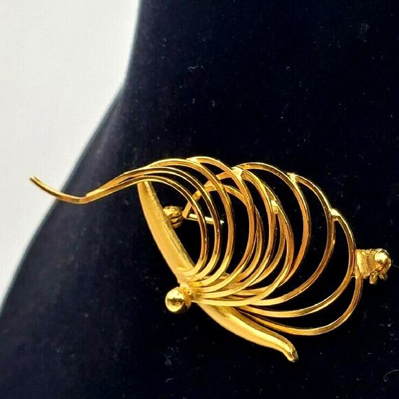C'est Bien Gold Tone Brooch Signed Modernist Swirl Pin Vintage Jewelry - Picture 2 of 6
